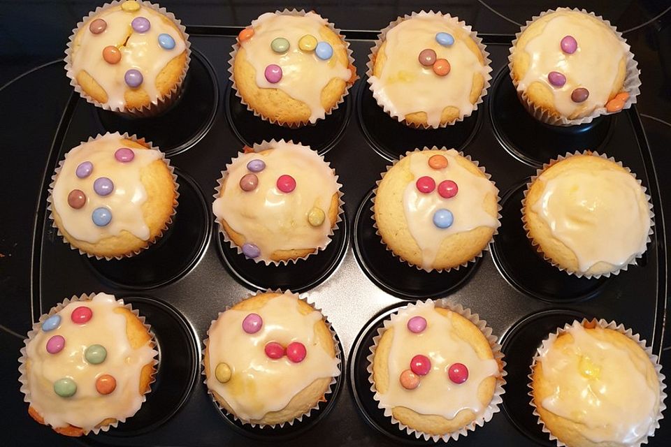 Muffins mit Vanillepudding und Smarties