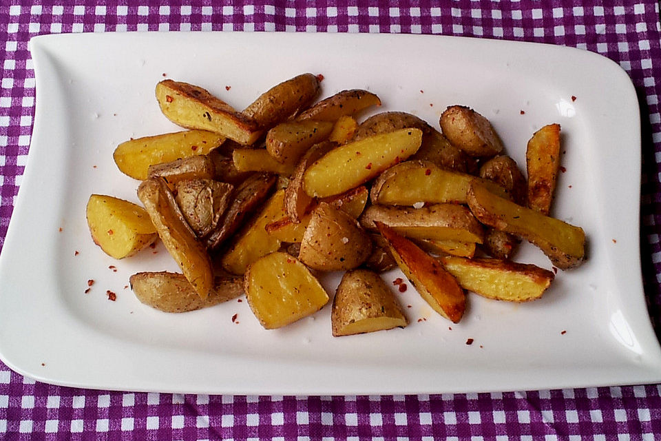 Country-Potatoes oder würzige Kartoffelspalten aus dem Ofen