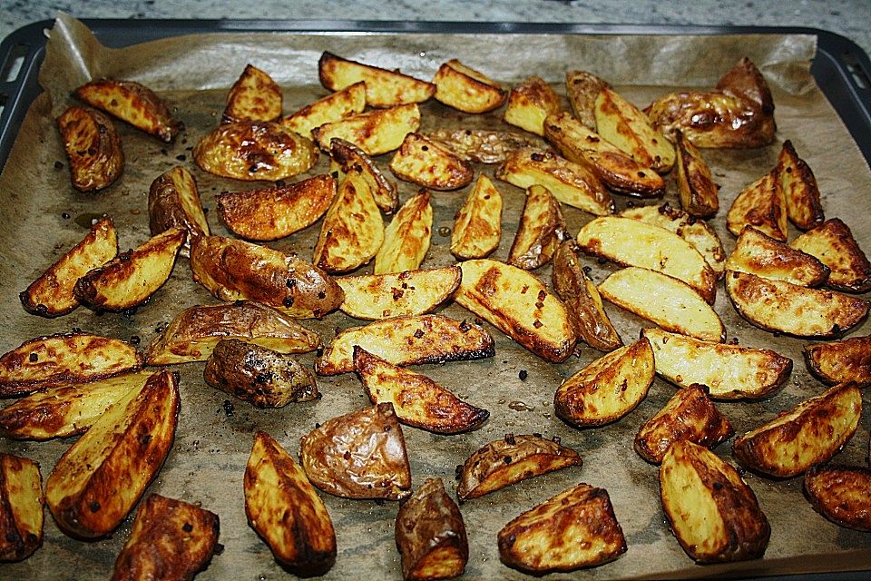 Country-Potatoes oder würzige Kartoffelspalten aus dem Ofen