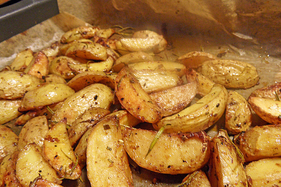 Country-Potatoes oder würzige Kartoffelspalten aus dem Ofen