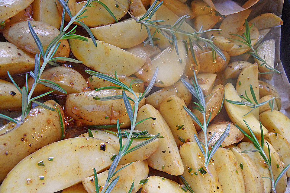 Country-Potatoes oder würzige Kartoffelspalten aus dem Ofen