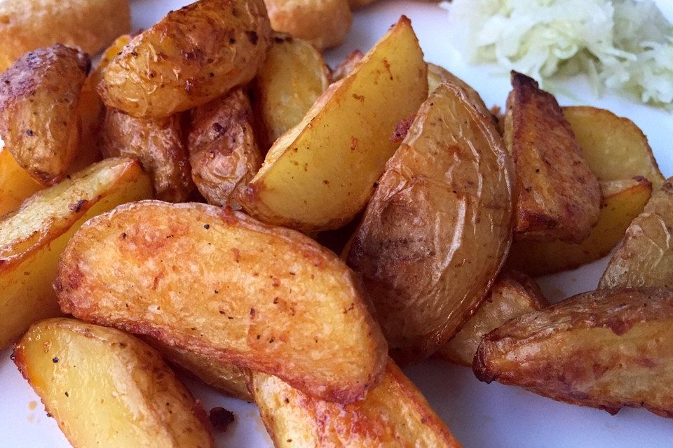 Country-Potatoes oder würzige Kartoffelspalten aus dem Ofen