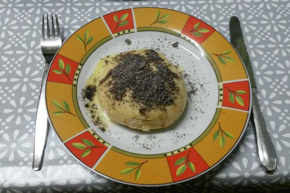 Germknödel mit Kirschfüllung und karamellisierten Mandeln