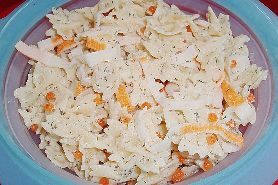 Nudelsalat mit Surimi und Kaviar