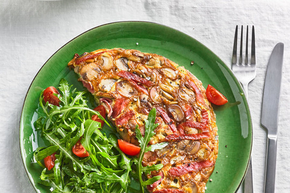 Omelett mit gekochtem Schinken und Champignons