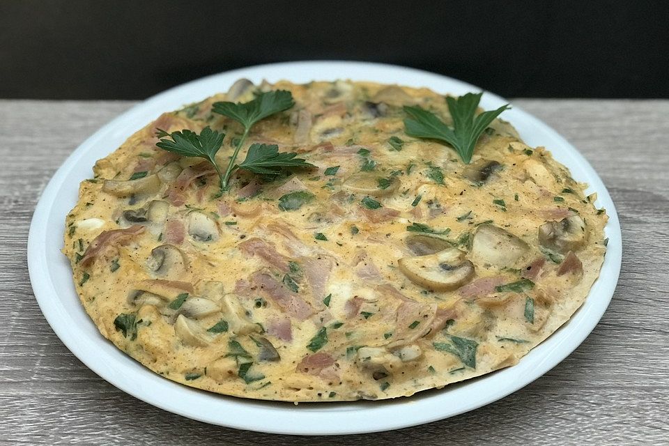 Omelett mit gekochtem Schinken und Champignons