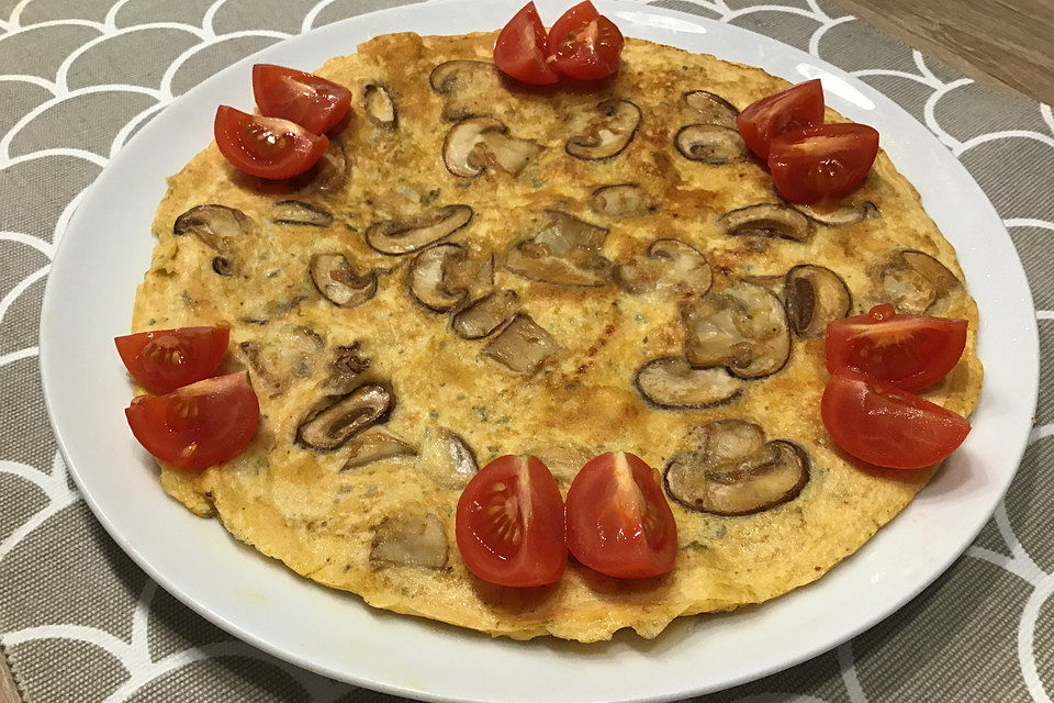 Omelett mit gekochtem Schinken und Champignons