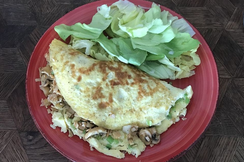 Omelett mit gekochtem Schinken und Champignons