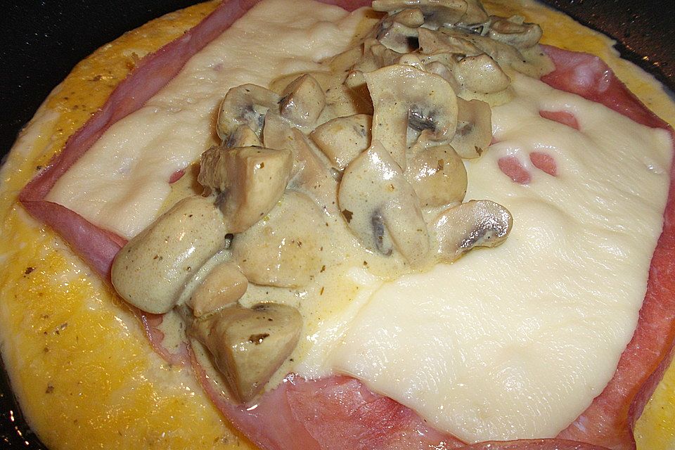 Omelett mit gekochtem Schinken und Champignons