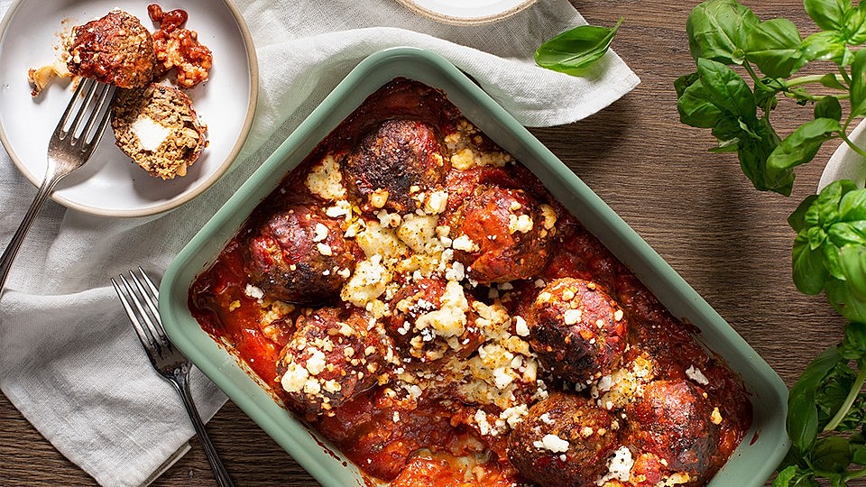 Hackfleischbällchen mit Schafskäse in Tomatensauce-image