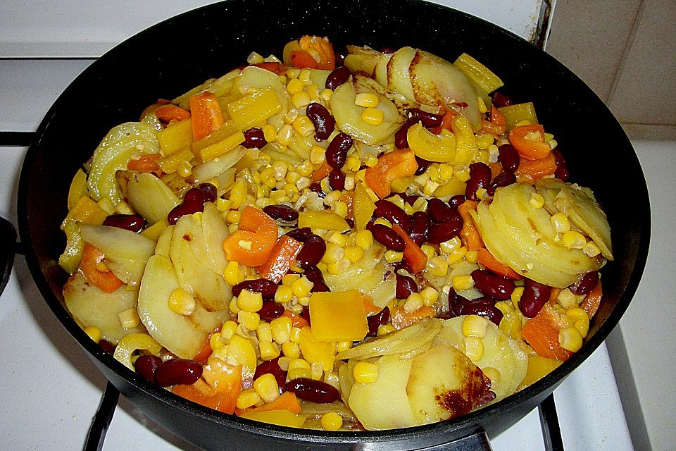 Kartoffel-Chili-Pfanne mit Bohnen, Mais und Paprika