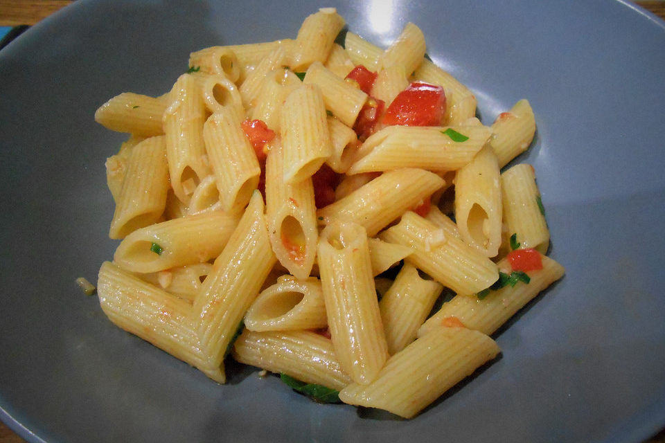 Knoblauchspaghetti mit Tomaten und Petersilie