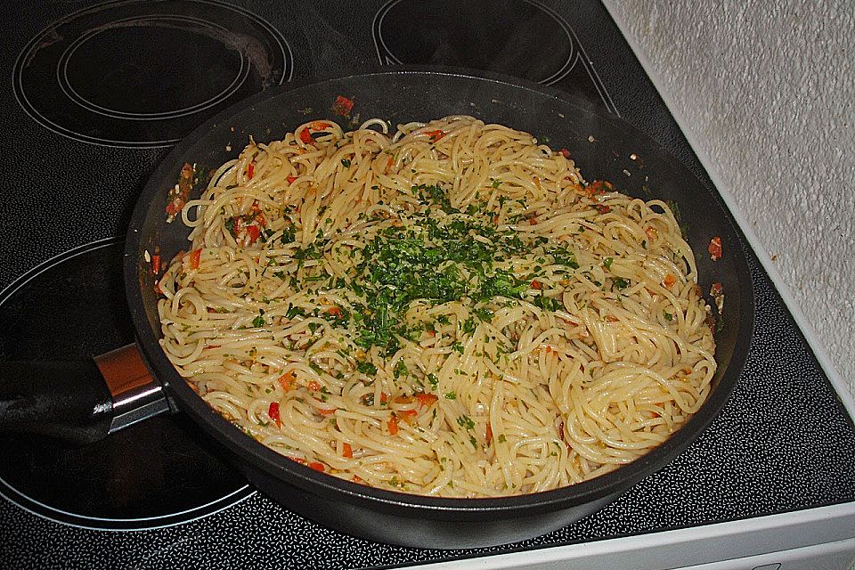 Knoblauchspaghetti mit Tomaten und Petersilie