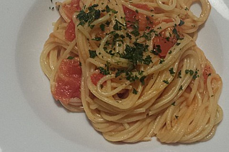 Knoblauchspaghetti mit Tomaten und Petersilie