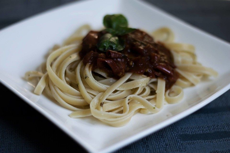 Knoblauchspaghetti mit Tomaten und Petersilie