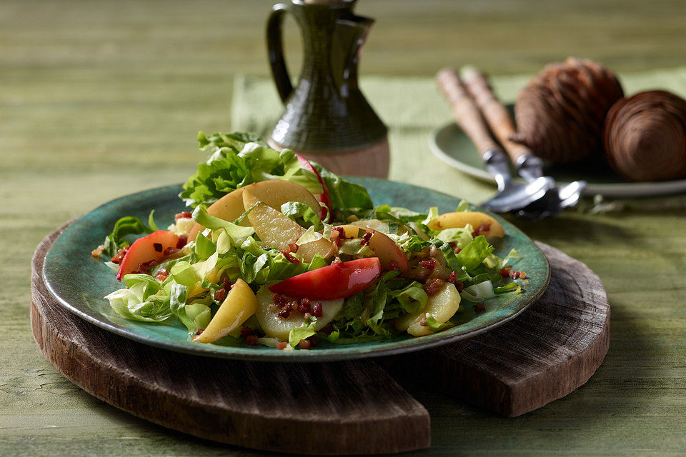 Herzschlags Endivien-Kartoffelsalat mit gebratenem Speck und Äpfeln