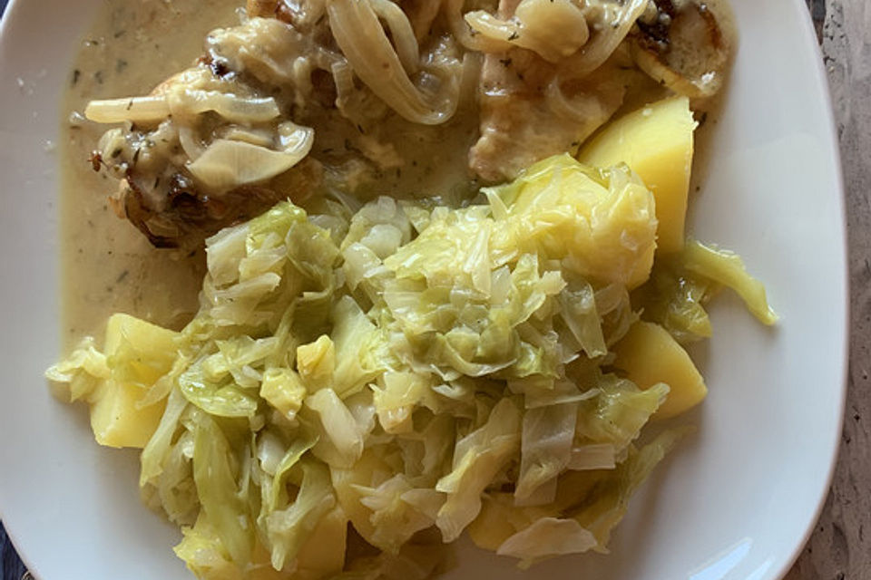 Putensteaks mit Butterwirsing und Salzkartoffeln