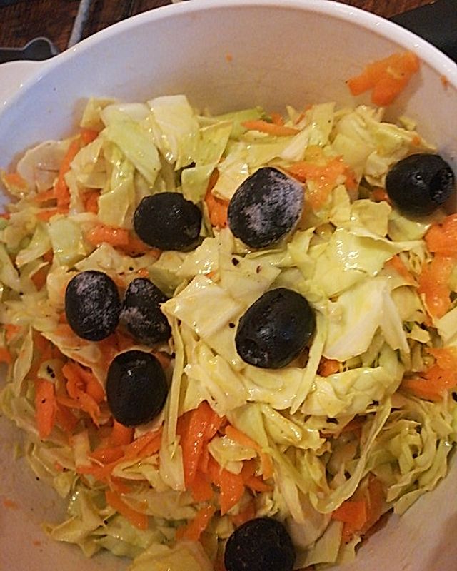 Griechischer Spitzkohlsalat mit Möhren und Oliven
