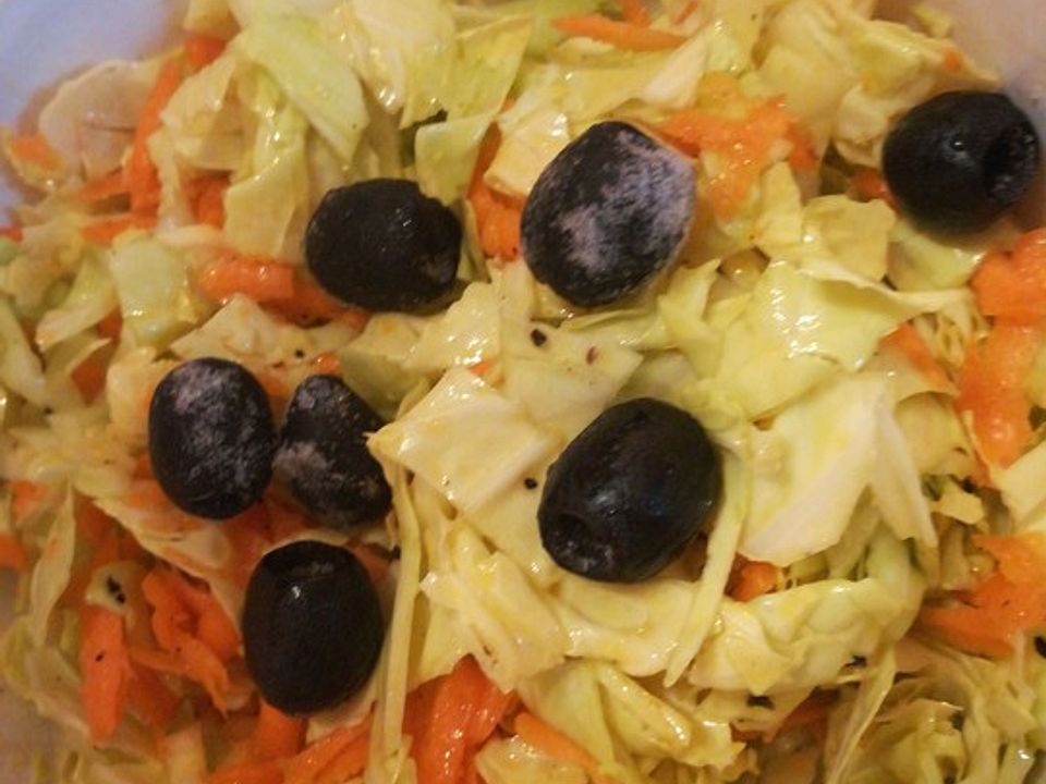 Griechischer Spitzkohlsalat mit Möhren und Oliven von handsabumsadaisy ...