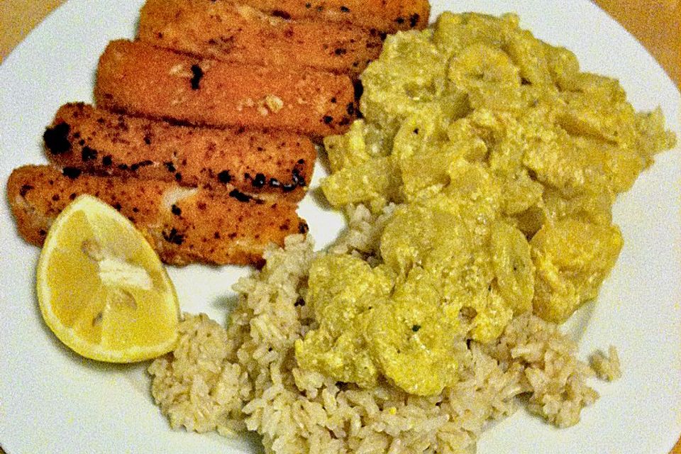 Currysoße mit Reis an Panierflossler