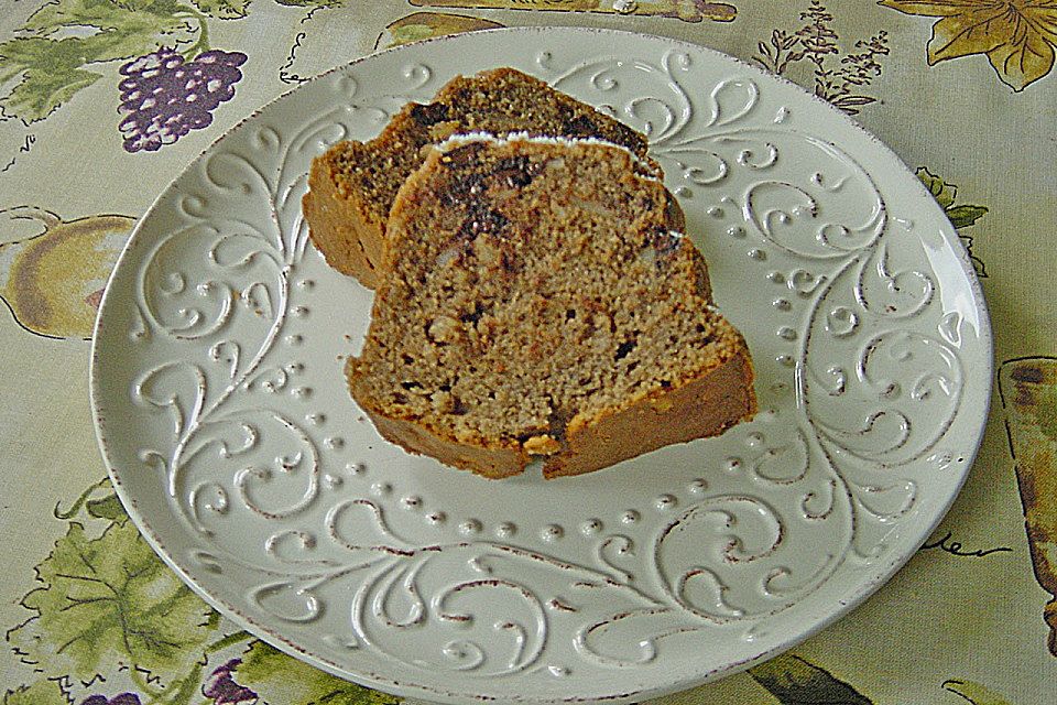 Rotweinkuchen mit Schokolade und Mandeln