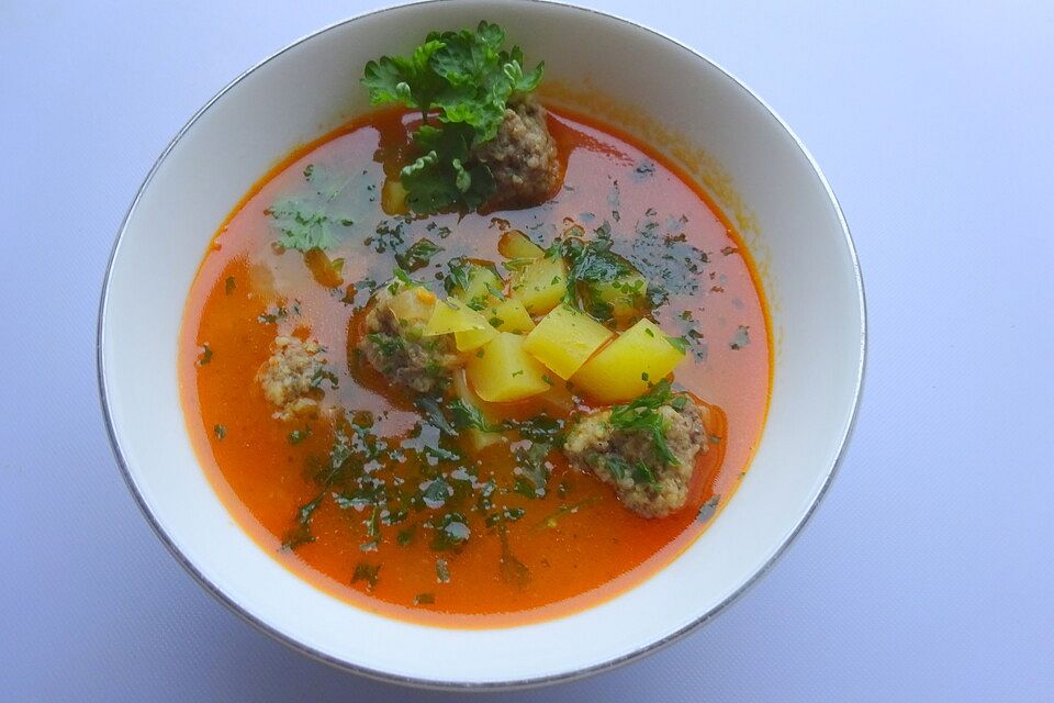 Suppe mit Kartoffeln und Hackfleischbällchen