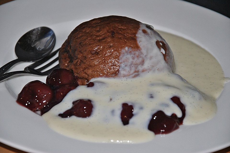 Schoko - Dampfnudeln mit Kirschgrütze und Vanillesoße