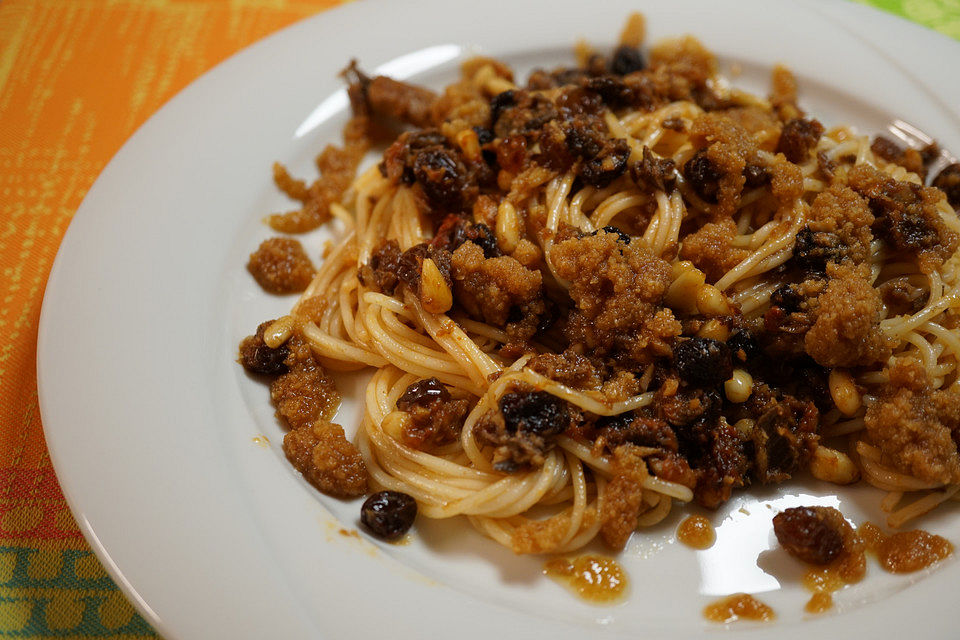 Pasta mit Sardinen und Pinienkernen in Tomaten - Rotwein - Soße