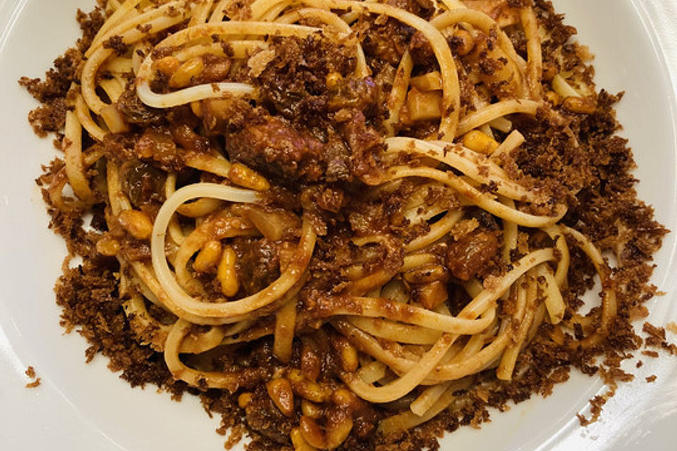 Pasta mit Sardinen und Pinienkernen in Tomaten - Rotwein - Soße