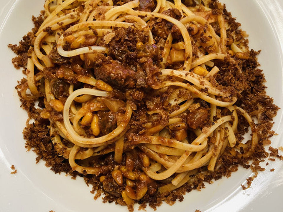 Pasta mit Sardinen und Pinienkernen in Tomaten - Rotwein - Soße von ...