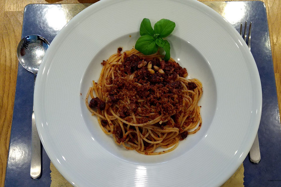 Pasta mit Sardinen und Pinienkernen in Tomaten - Rotwein - Soße