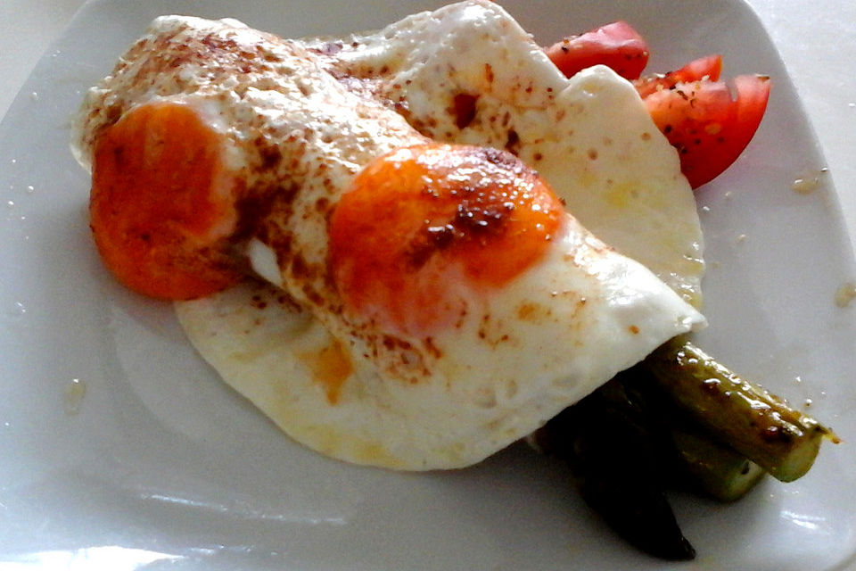 Grüner Spargel mit Parmesan und Spiegelei