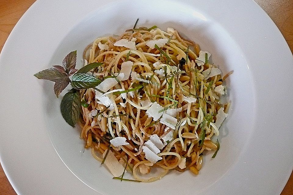 Zweierlei Spaghetti mit Pinienkernen, Minze und Pecorino