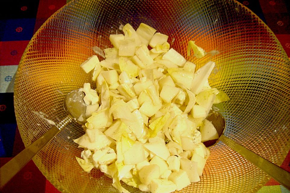 Chicoreesalat mit Gorgonzola und Pinienkernen