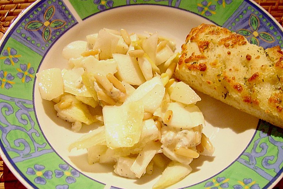 Chicoreesalat mit Gorgonzola und Pinienkernen