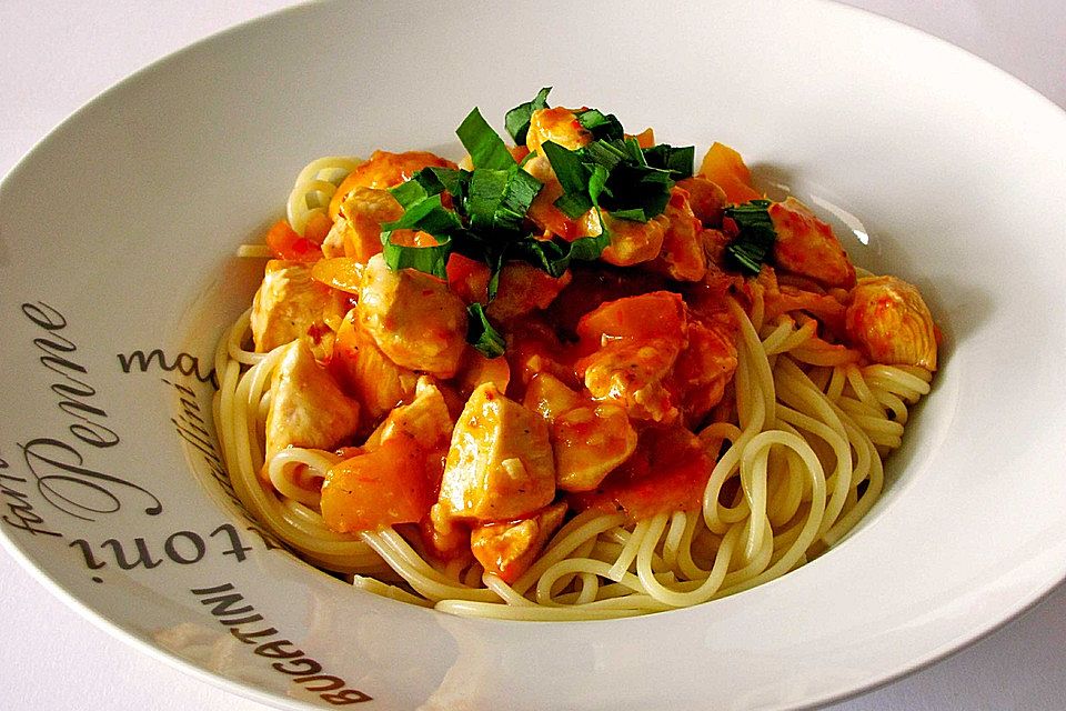 Spaghetti in Paprikasoße mit Hähnchen