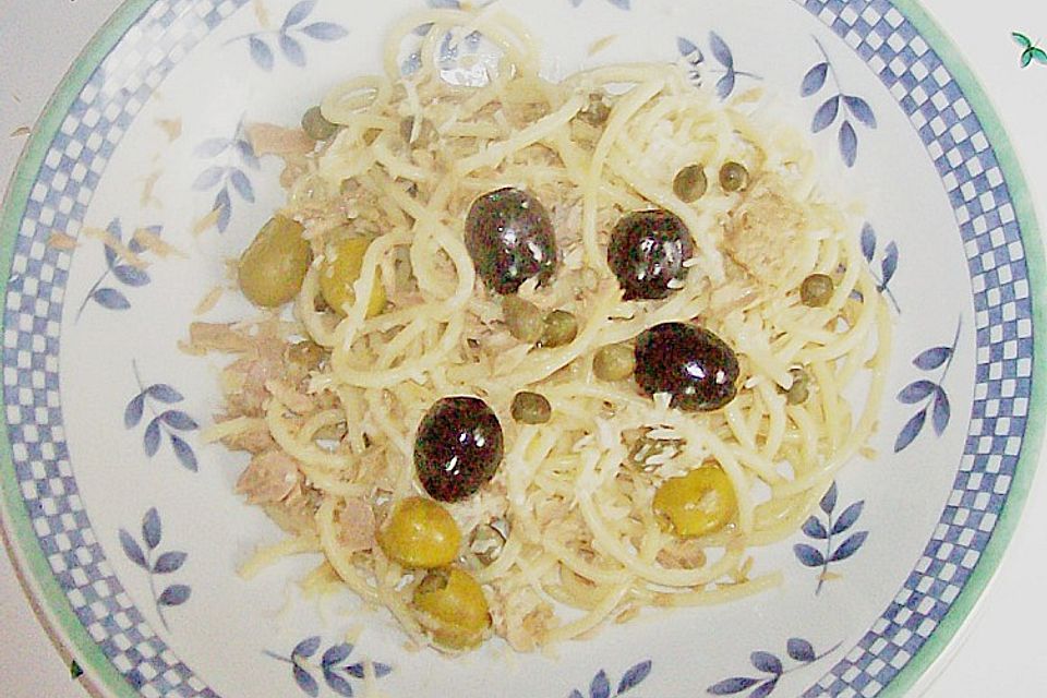 Spagetti mit Kapern, Oliven und Thunfisch