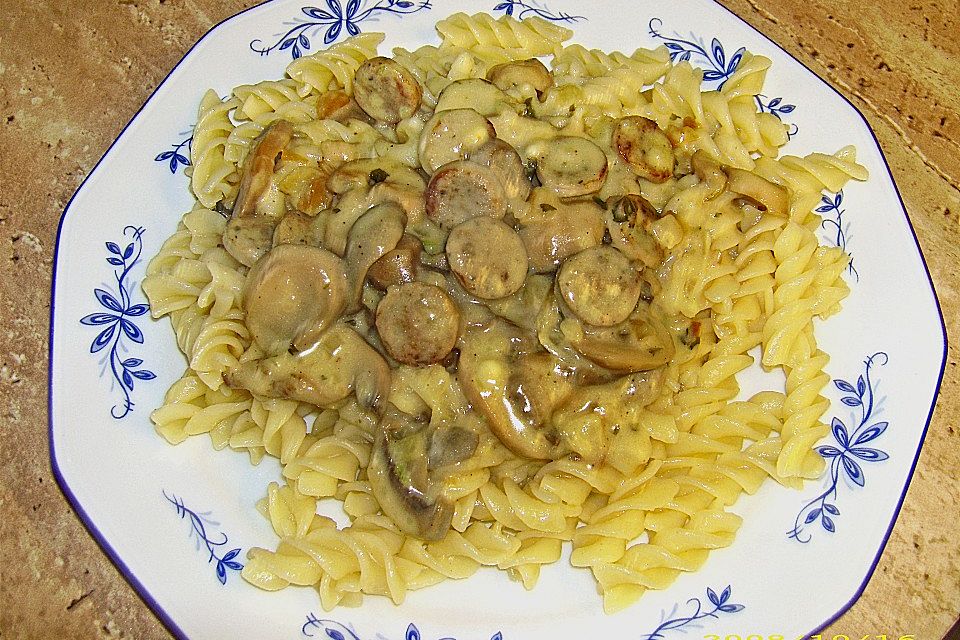 Sahnesauce mit Bratwurst und Champignons