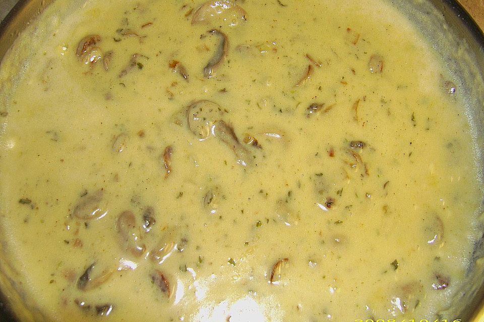 Sahnesauce mit Bratwurst und Champignons