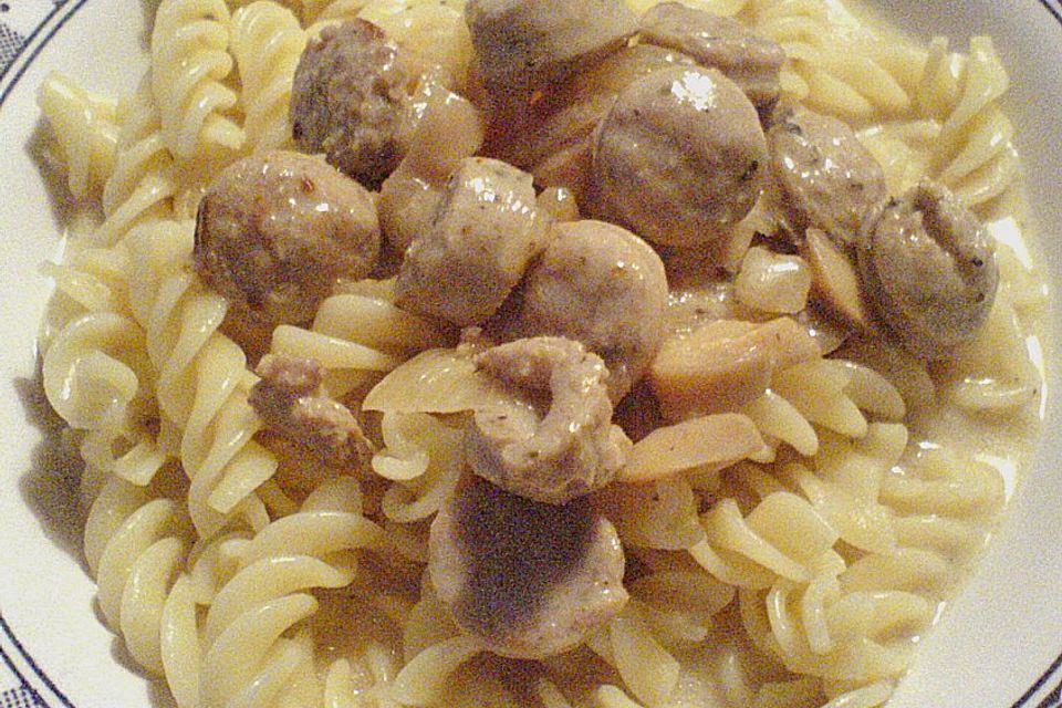 Sahnesauce mit Bratwurst und Champignons