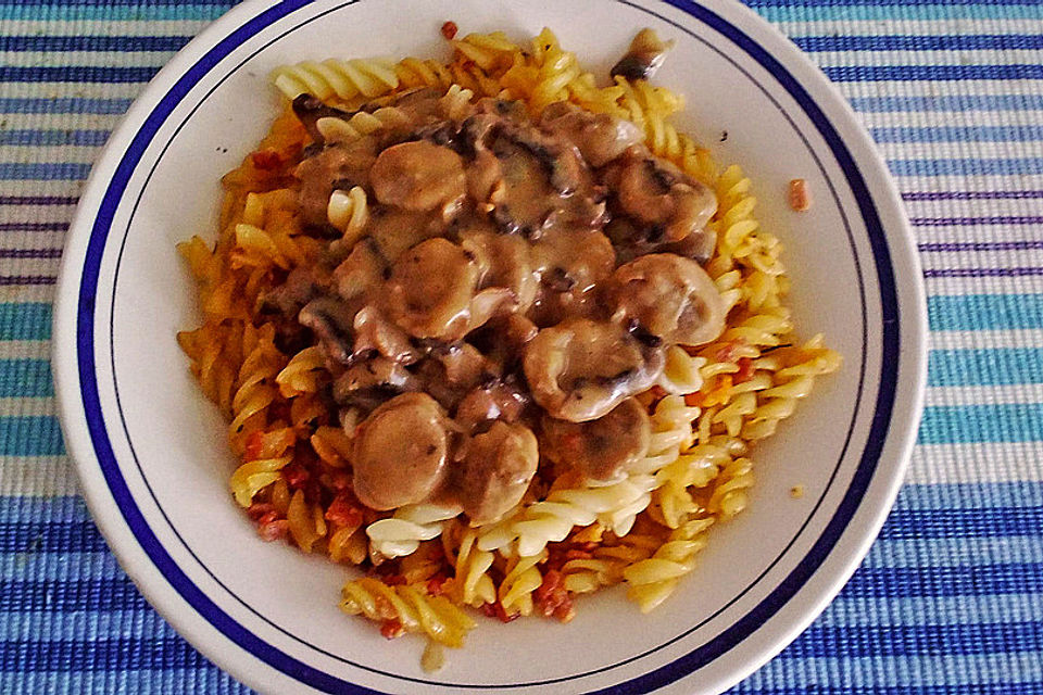 Sahnesauce mit Bratwurst und Champignons