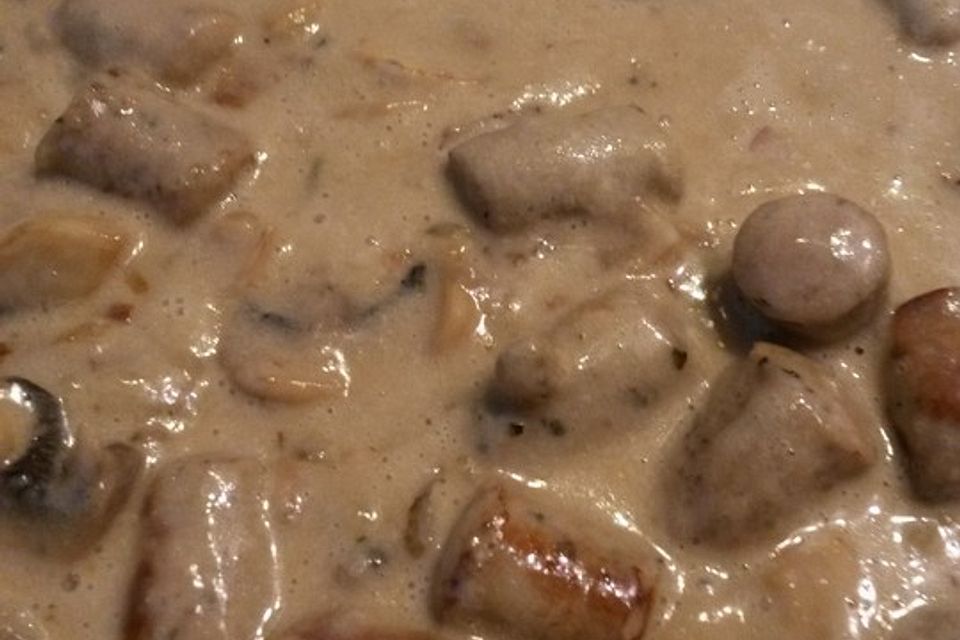 Sahnesauce mit Bratwurst und Champignons