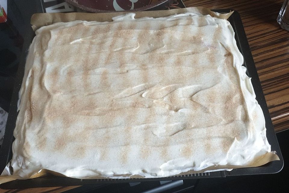 Schmandkuchen auf dem Blech mit Mandarinen