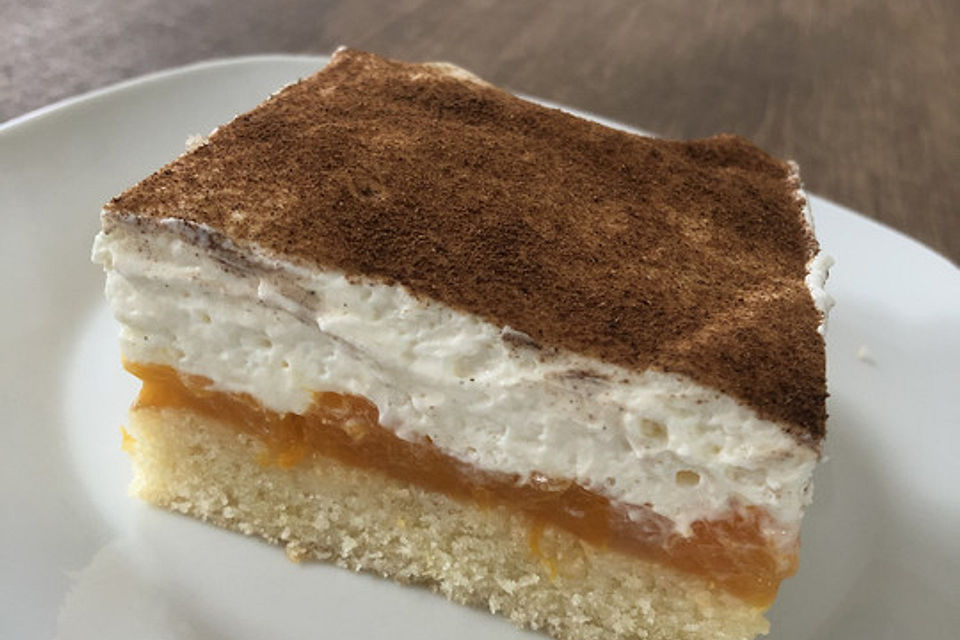 Schmandkuchen auf dem Blech mit Mandarinen