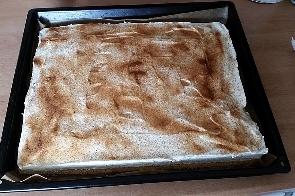 Schmandkuchen auf dem Blech mit Mandarinen