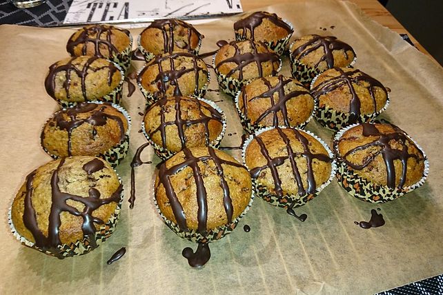 Schoko - Nuss - Muffins mit Kirschen von Charine| Chefkoch