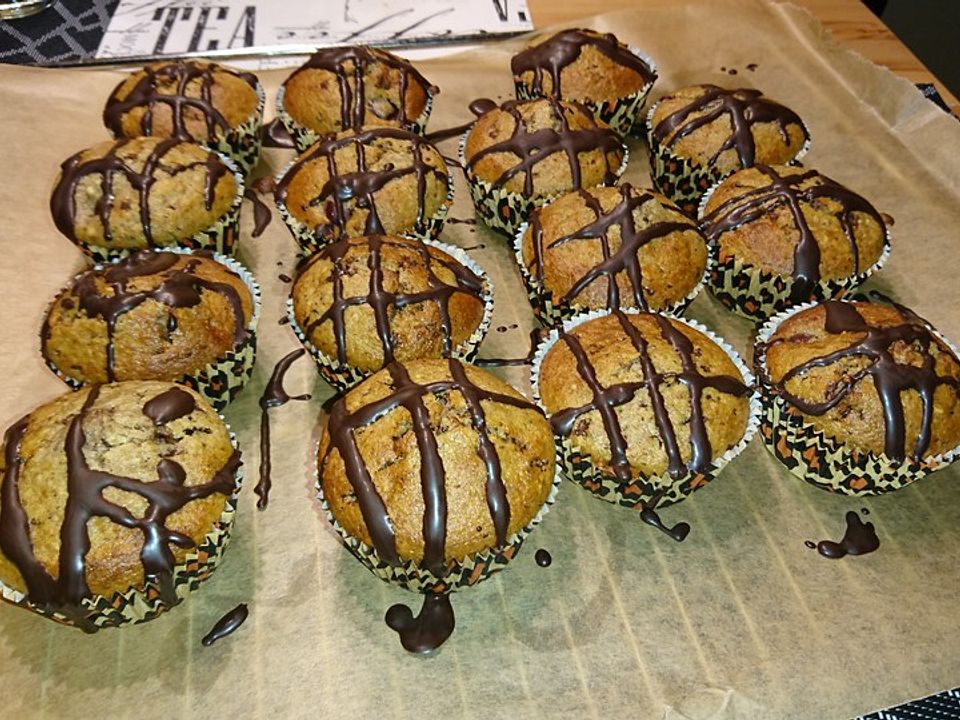 Schoko - Nuss - Muffins mit Kirschen von Charine| Chefkoch
