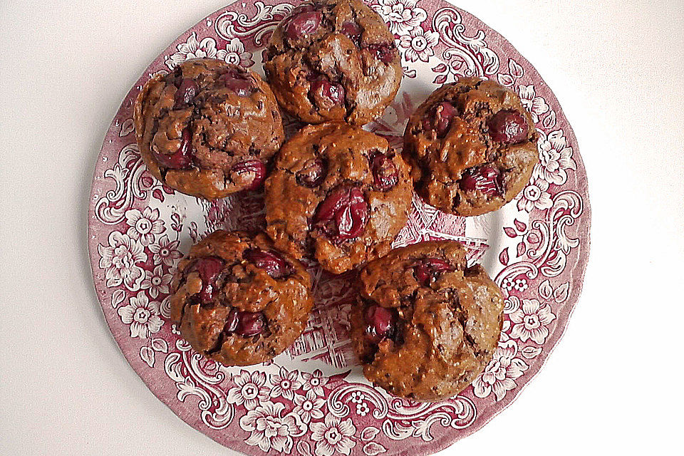 Schoko - Nuss - Muffins mit Kirschen