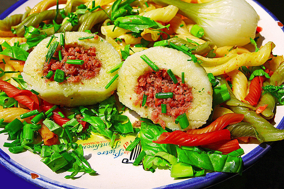 Österreichische Wurstknödel aus Kartoffelteig