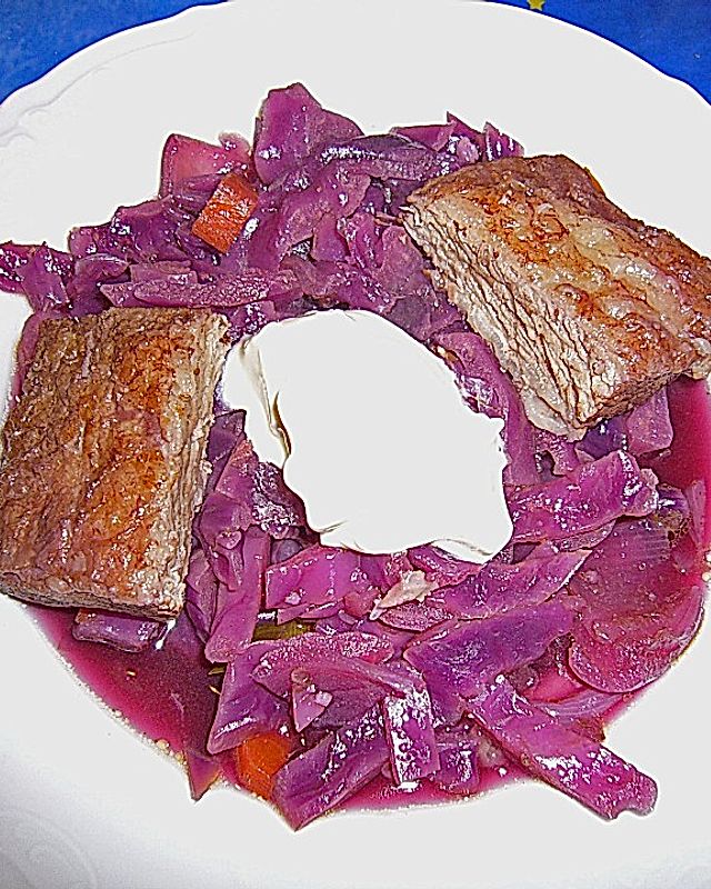 Rotkohlsuppe mit Rindfleisch